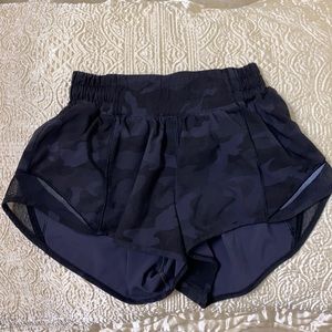 Black camo lululemon hotty hot shorts 2.5,never worn